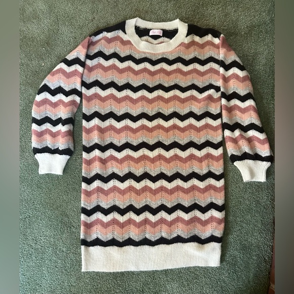 Pink Lily Sweaters - Pink Lily Women’s Long Sweater or Dress in chevron pattern. Size Small